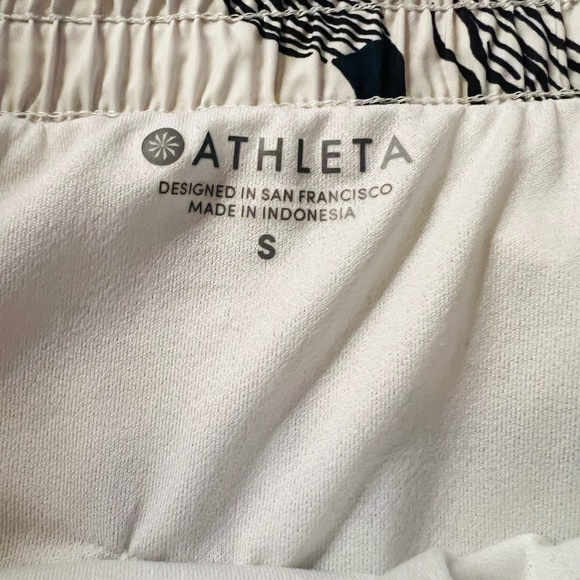 ATHLETA WOMEN’S WHITE & BLACK TROPICAL PATTERN ATHLETIC SHORTS SIZE SMALL - Picture 3 of 15